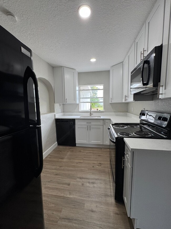 Building Photo - 2420 Edwin St NE