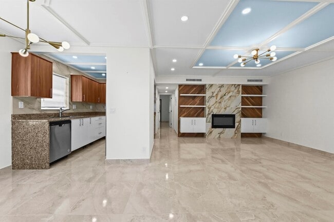 Building Photo - 551 Normandy Ln