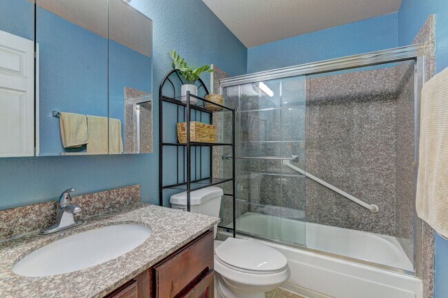 Building Photo - Beautiful condo at a great price!