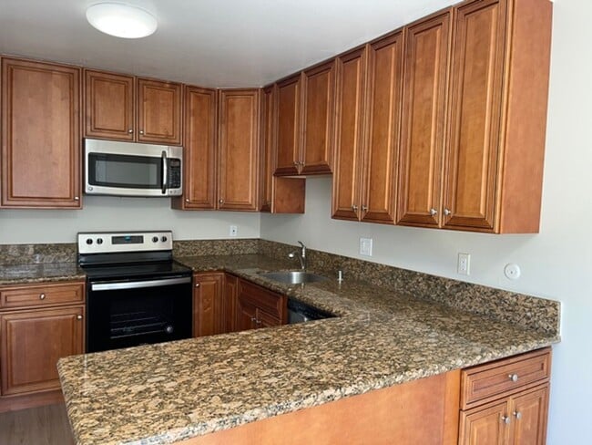 Building Photo - 2 bedroom, 2.5 bath 2 story condo now avai...