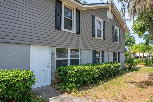 Building Photo - Spacious 3 Bedroom, 2 Bathroom Lower Level...