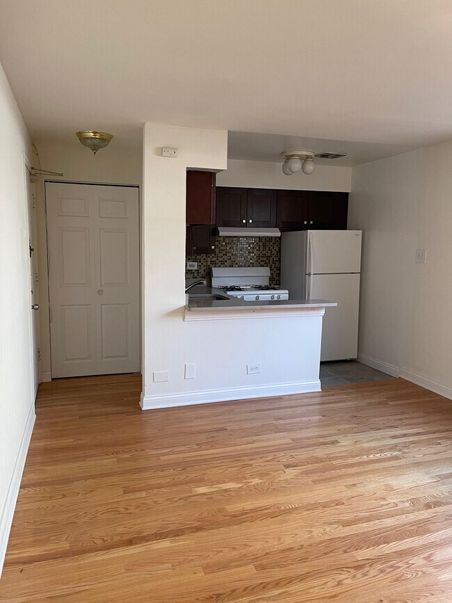 Foto del edificio - 3710 N Pine Grove Ave