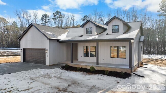 Foto del edificio - 548 Car Farm Rd