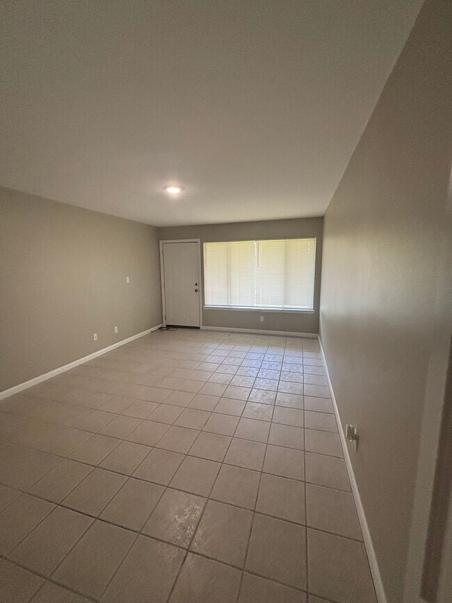 Foto del edificio - 210 Pelham Rd