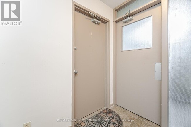Building Photo - 2344-2344 Queensway Dr