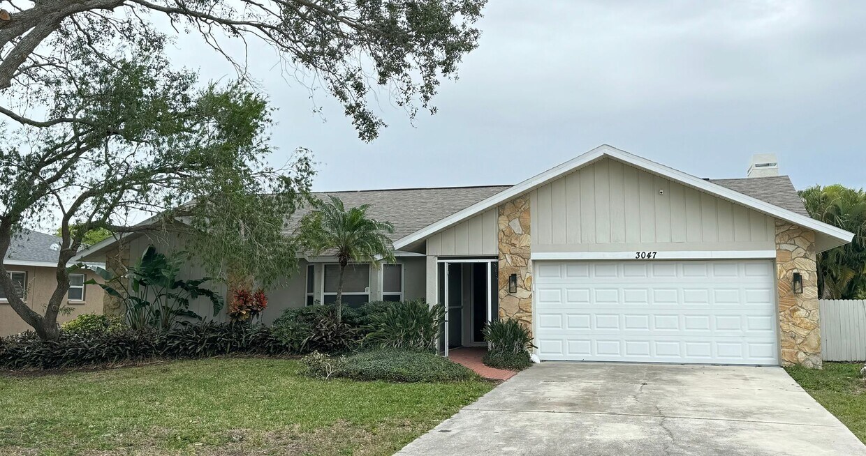 Primary Photo - ANNUAL UNFURNISHED 4-bedroom, 2-bath Singl...