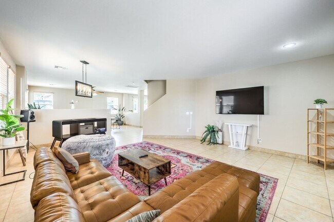 Building Photo - Luxury Pool Home | Furnished or Unfurnished | Prime Southwest Location