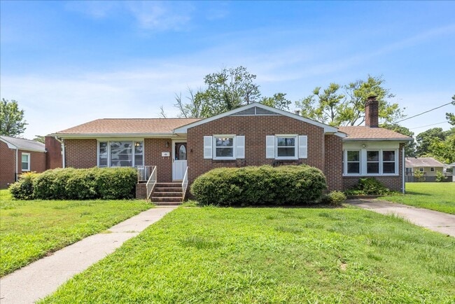 Building Photo - 3BR/1.5BA Brick Ranch with Fireplace | Extra Storage | Hampton Near Shipyard & I-64