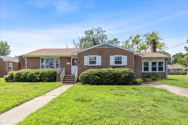 Foto del edificio - 3BR/1.5BA Brick Ranch with Fireplace | Extra Storage | Hampton Near Shipyard & I-64