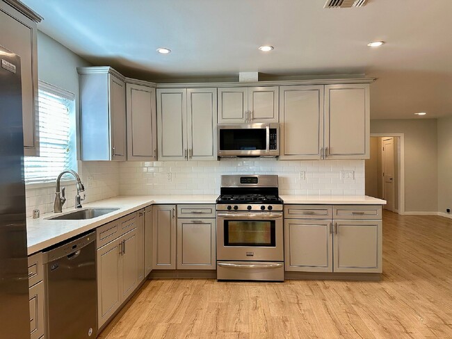 Building Photo - 424 Milton Dr