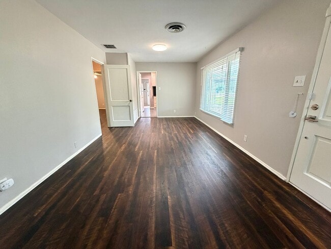 Building Photo - Beautifully Updated Home in Amazing Alamo Heights Area!