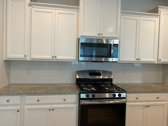 Kitchen - 9824 English Elm St