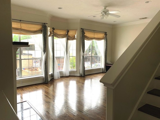 Foto del edificio - 4925 Travis St