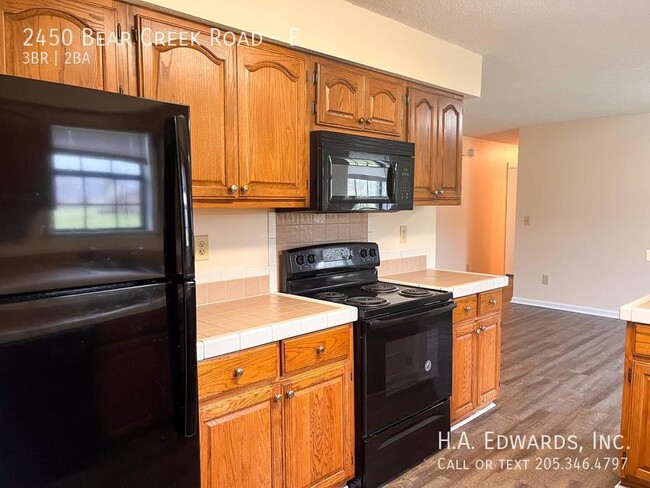 Foto del edificio - 2450 Bear Creek Rd