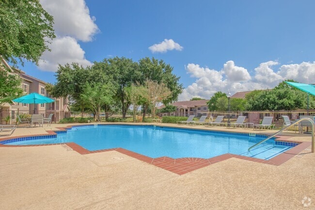 Luxury Poolside Experience at Avonmora Apartments in Austin, TX - Avonmora Apartments