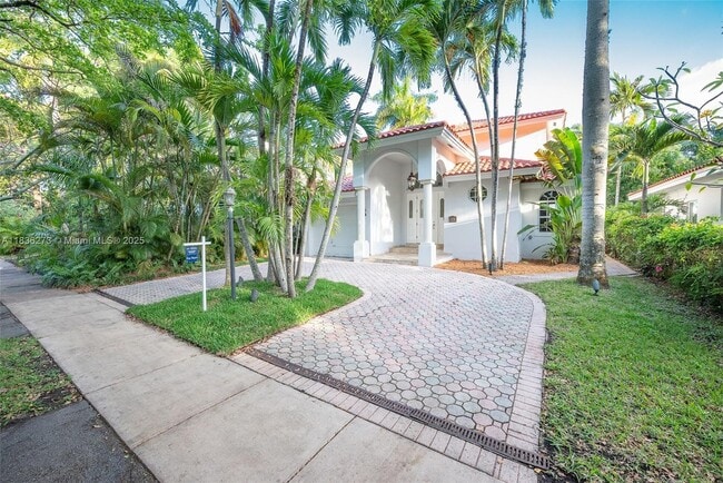 Building Photo - 1135 Asturia Ave