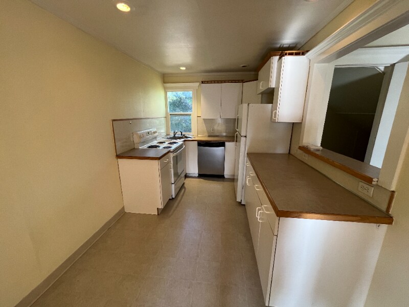 3628 SE Wake St Unit B, Milwaukie, OR 97222 Room for Rent in