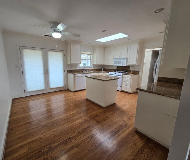 Foto del edificio - 4bd/2ba House with Attached Two Car Garage