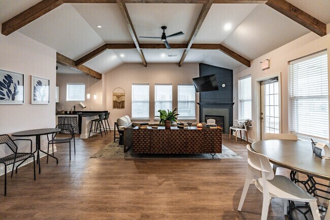 Casa club - Montgomery Commons