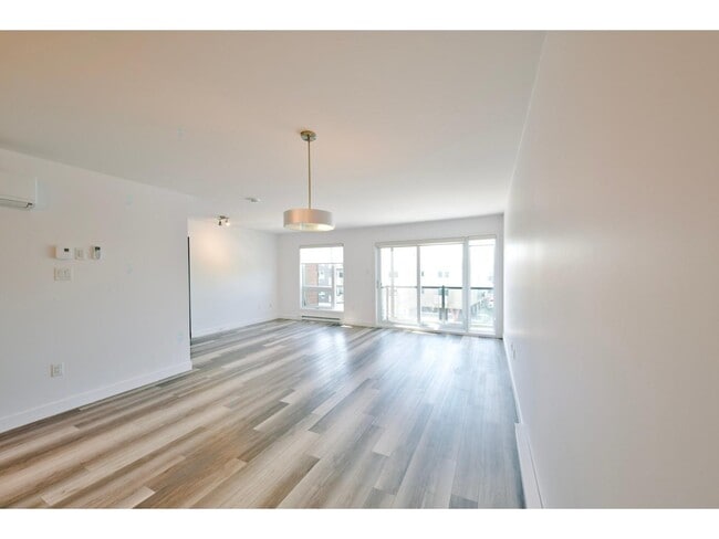 Building Photo - 323 Bd d'Europe