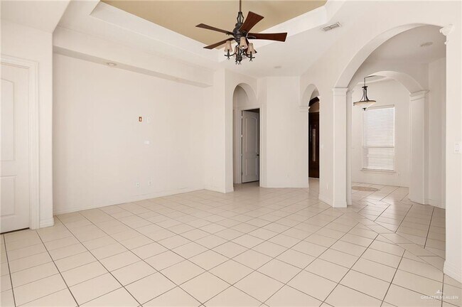 Foto del edificio - 12 Hackberry Ave