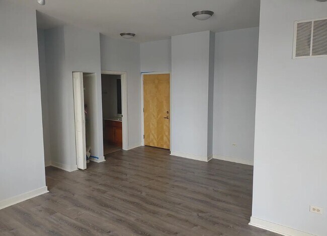 Building Photo - 1228 W Monroe St