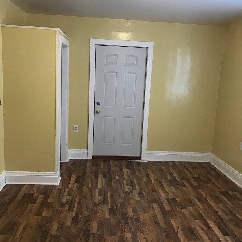 first room with enrty way - 119 9th St