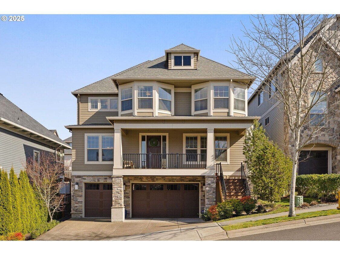 Foto principal - Expansive 5-Bedroom Home with Gourmet Kitc...