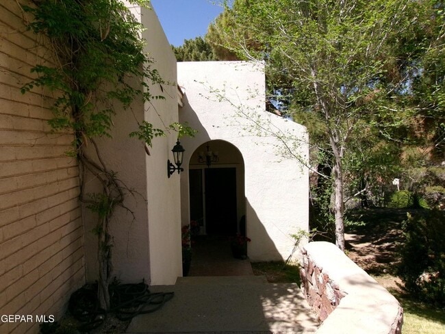 Building Photo - 5852 Mira Serena Dr