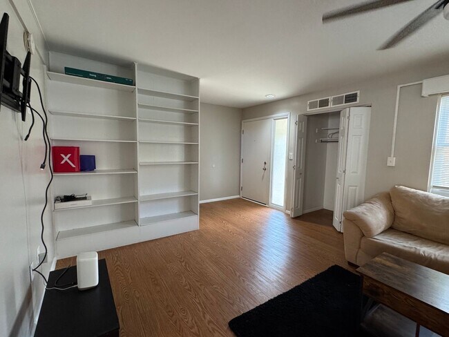 Building Photo - New Listing!! Spacious downtown State College condo available now!