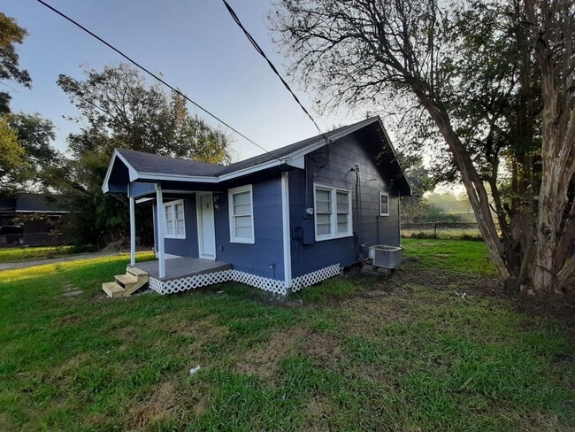 Building Photo - Comfortable house located at Nederland