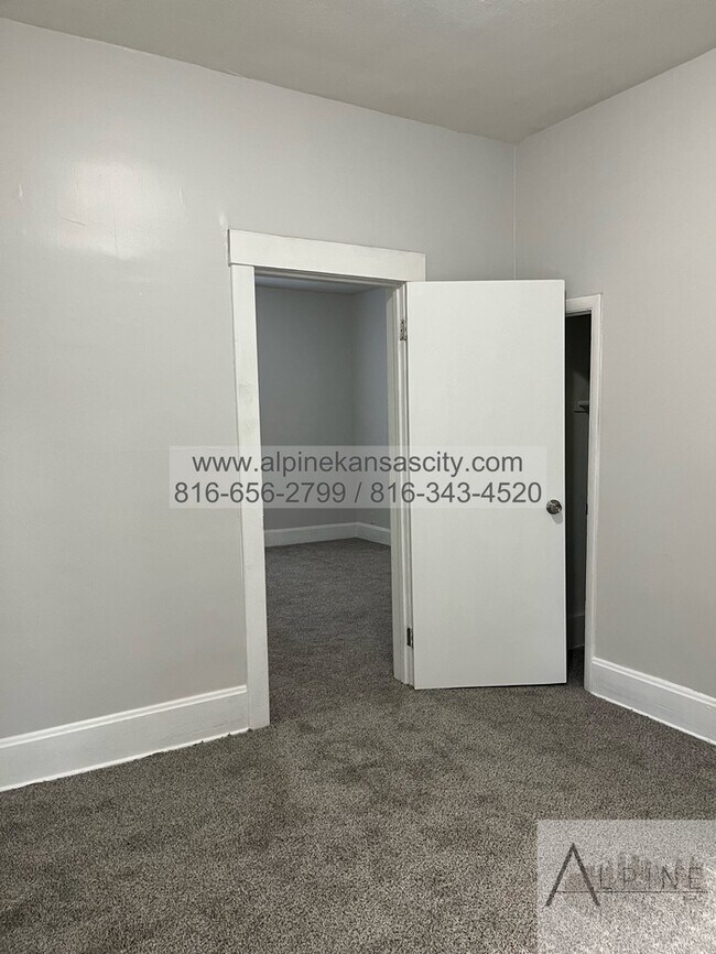Building Photo - Independence Home Available