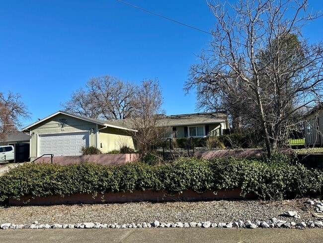 Foto del edificio - CharmingHome with Open Floor Plan in West Redding