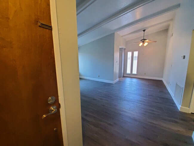 Building Photo - 5333 Primrose Dr