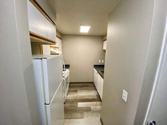 Foto del edificio - 2 bedroom unit. Pets OK! Lots of upgrades!...