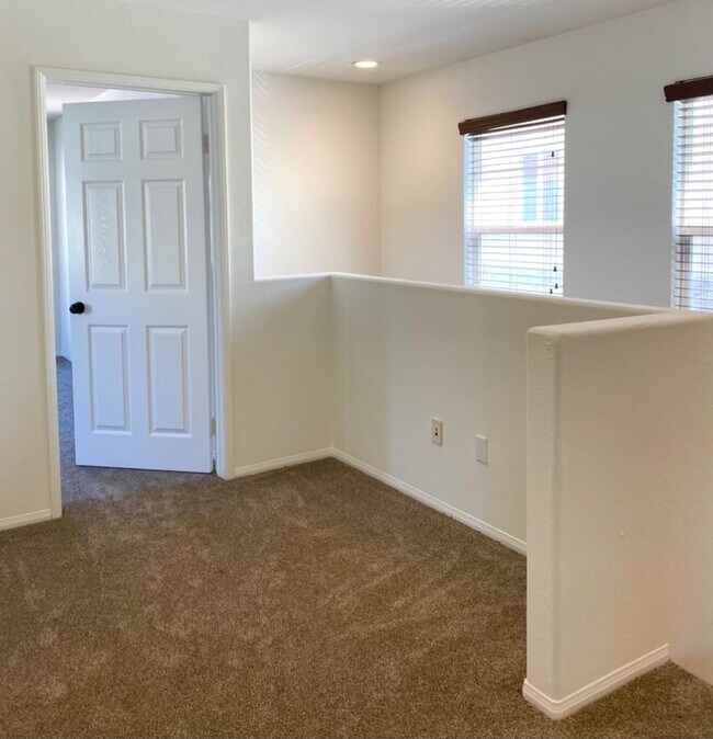 Building Photo - 3 Bedroom Home for Rent in Valencia!