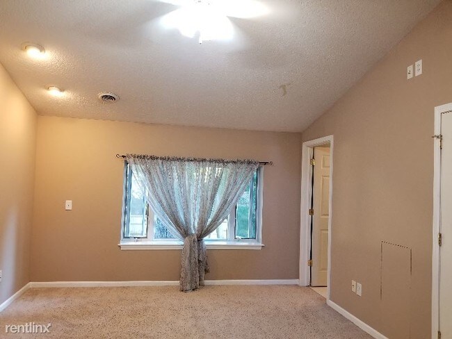 Foto del edificio - 1031 Daisy Ln