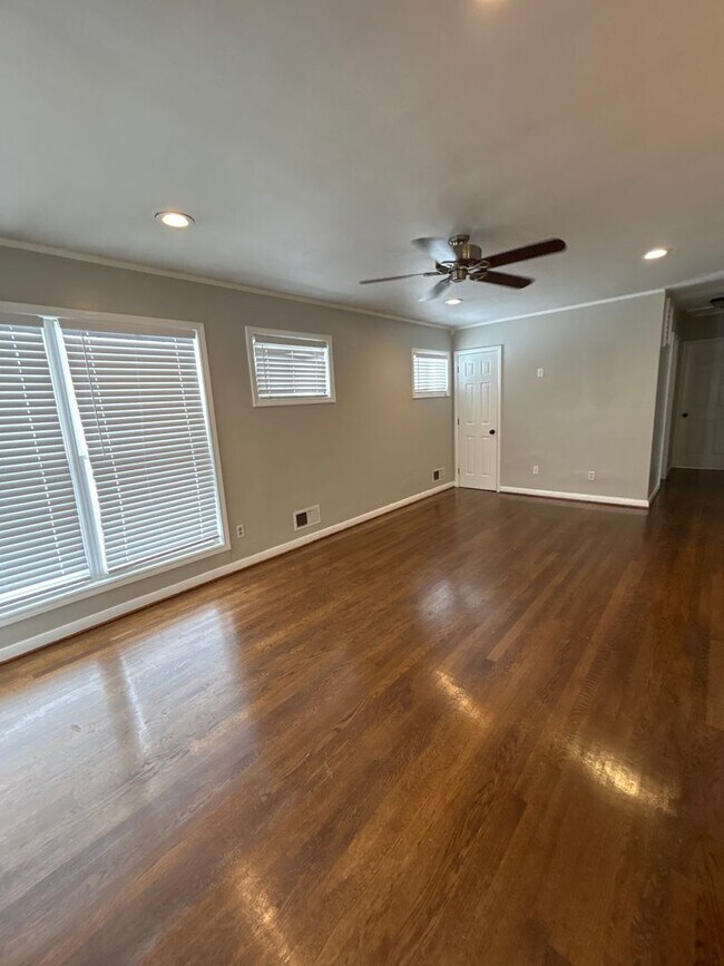 Building Photo - 3 BR 2 BA House with Garage