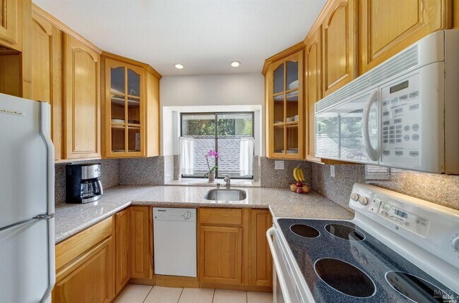 Building Photo - 15 Tudor Ct