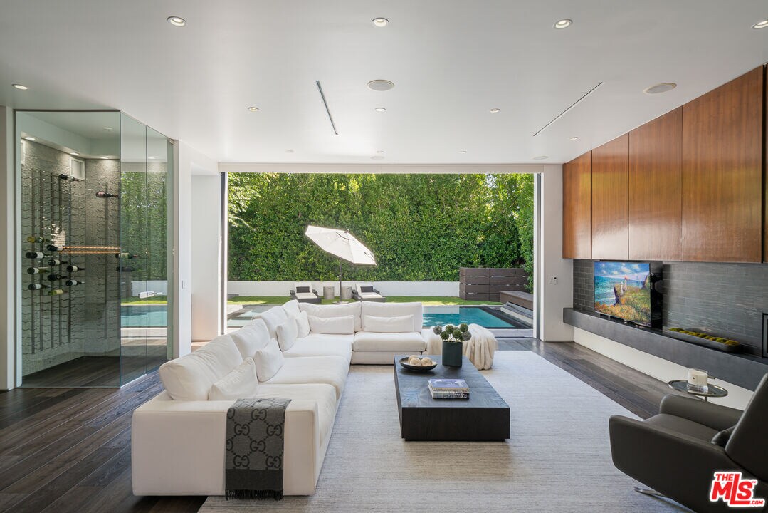 Foto principal - 128 S Almont Dr
