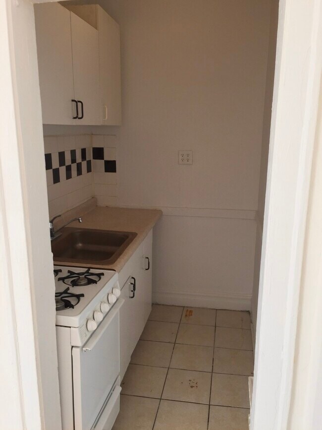 Foto del edificio - 3734 N Pine Grove Ave