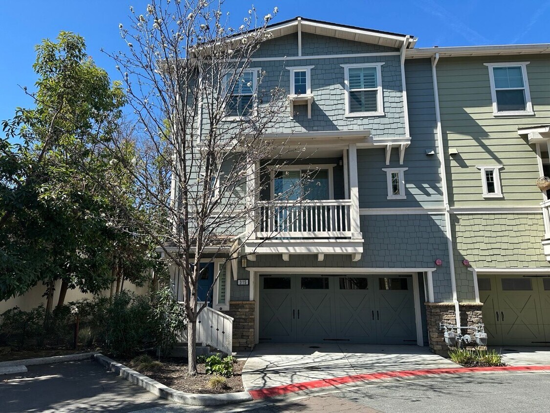 Primary Photo - Gorgeous 3 Bedroom, 2.5 Bathroom Townhouse...