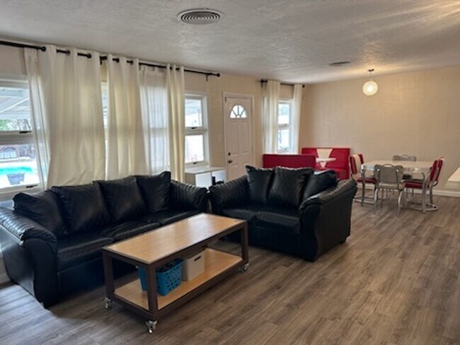 Foto del edificio - 3 bed 2 bath Home with Pool!