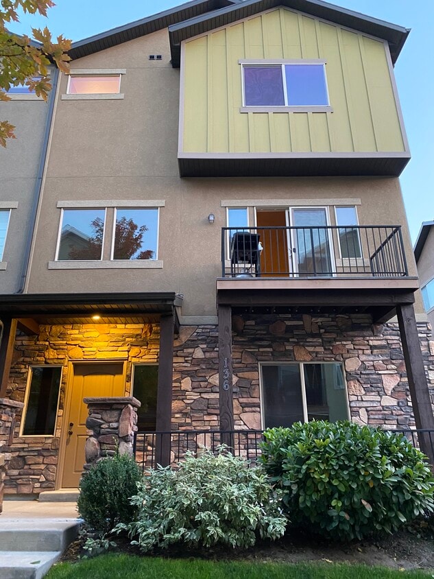 Front of townhome - 136 W Parramatta Ln