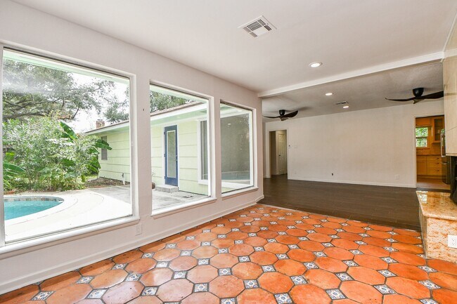 Foto del edificio - 5015 Grape St
