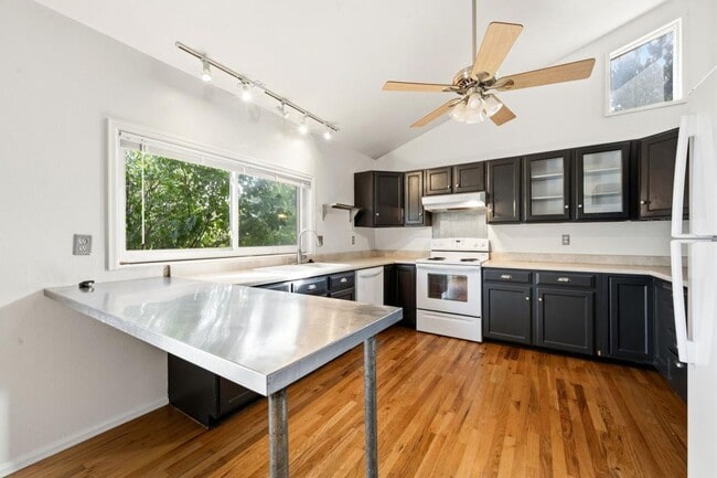 Building Photo - 2215 Derby Hill Dr