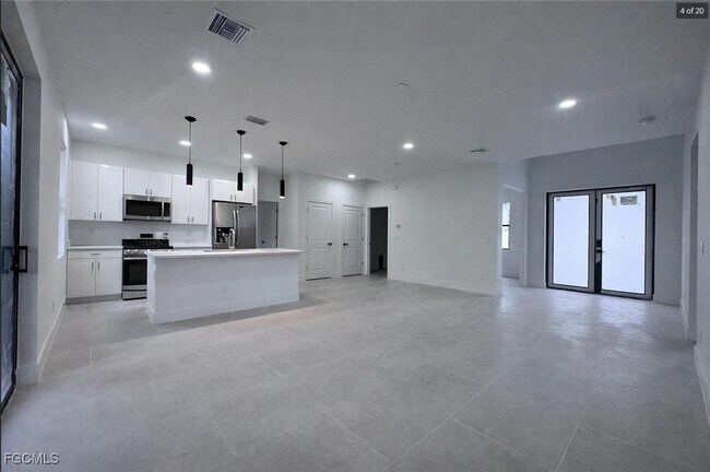 Foto del edificio - 3327 12th St W