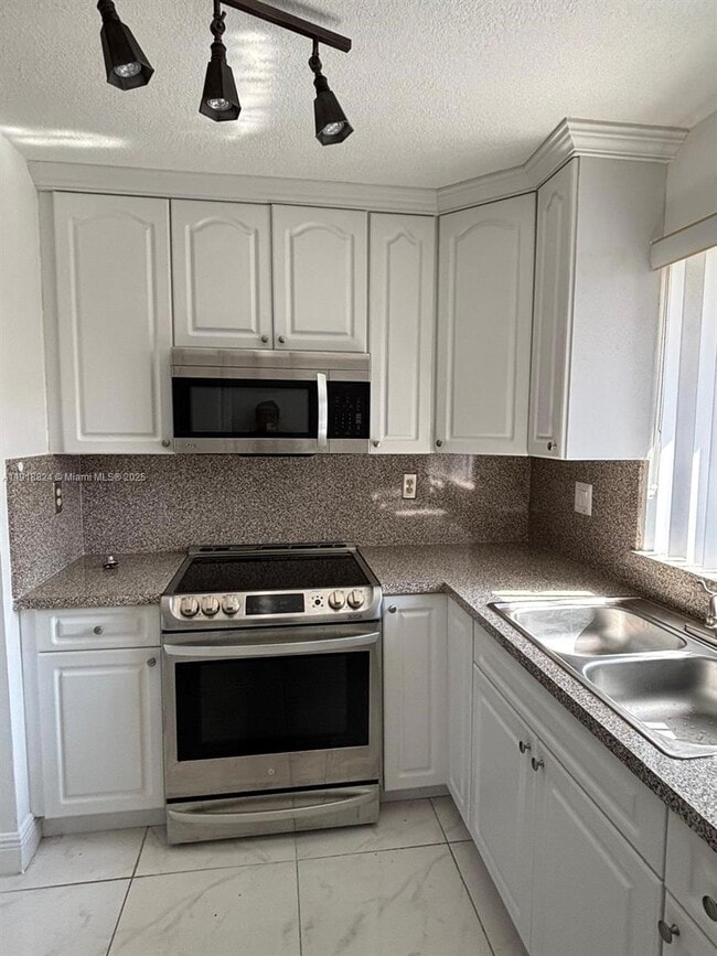 Foto del edificio - 2740 W 61st St