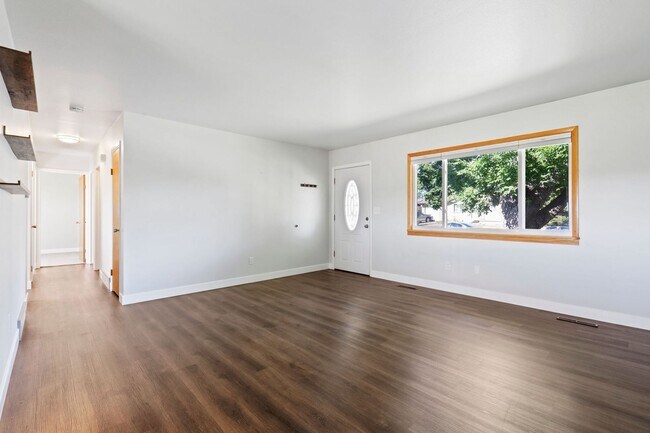 Foto del edificio - 5 Bedrooms, 2 Bathrooms, and a Huge Yard!