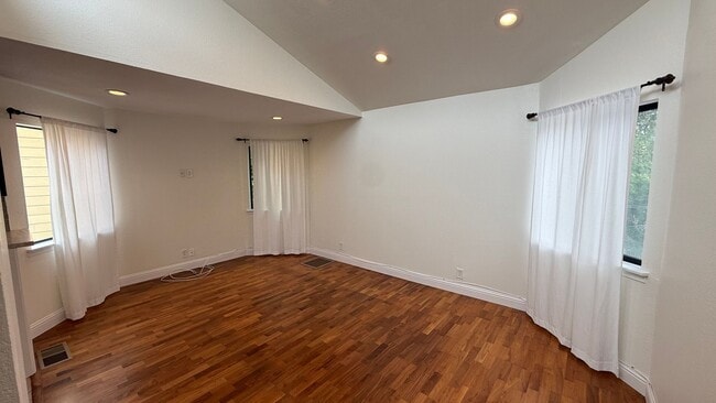 Foto del edificio - EPIC REA: Charming 2Bed/1Bath Condo w/ Parking